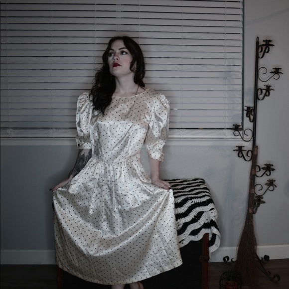 Vintage satin dress. - Picture 3 of 7